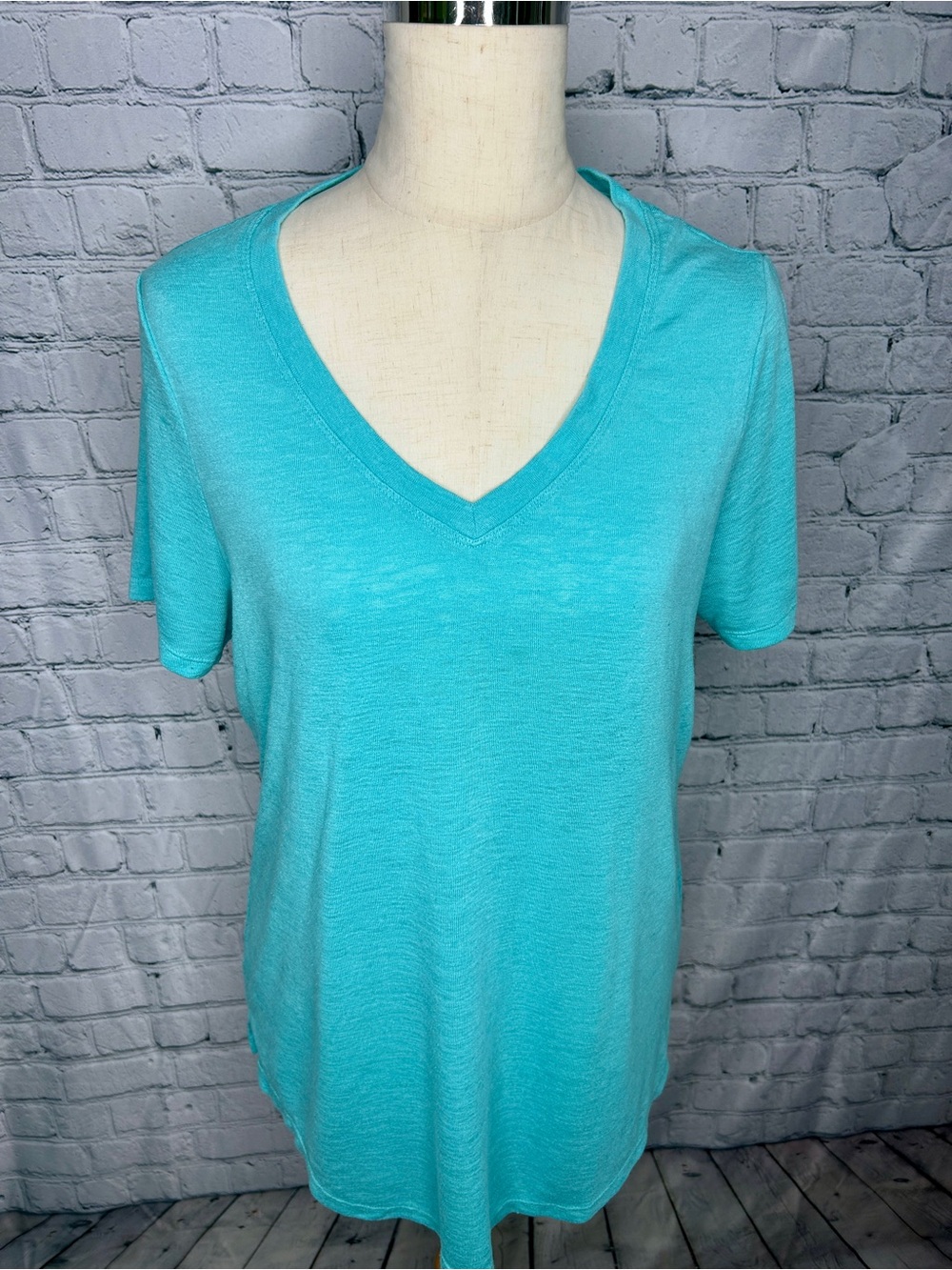 Athleta Women's V-Neck Short Sleeve Tee in Aqua Turquoise
